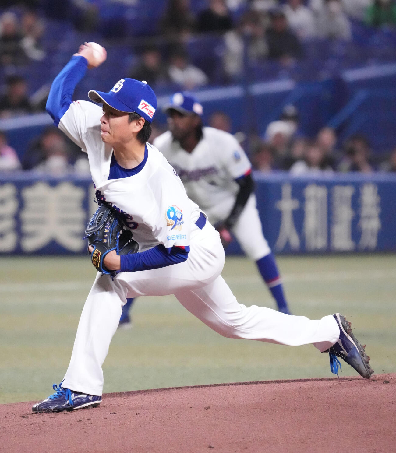 中日対ヤクルト　1回表、登板する中日先発の桜井（撮影・森本幸一）