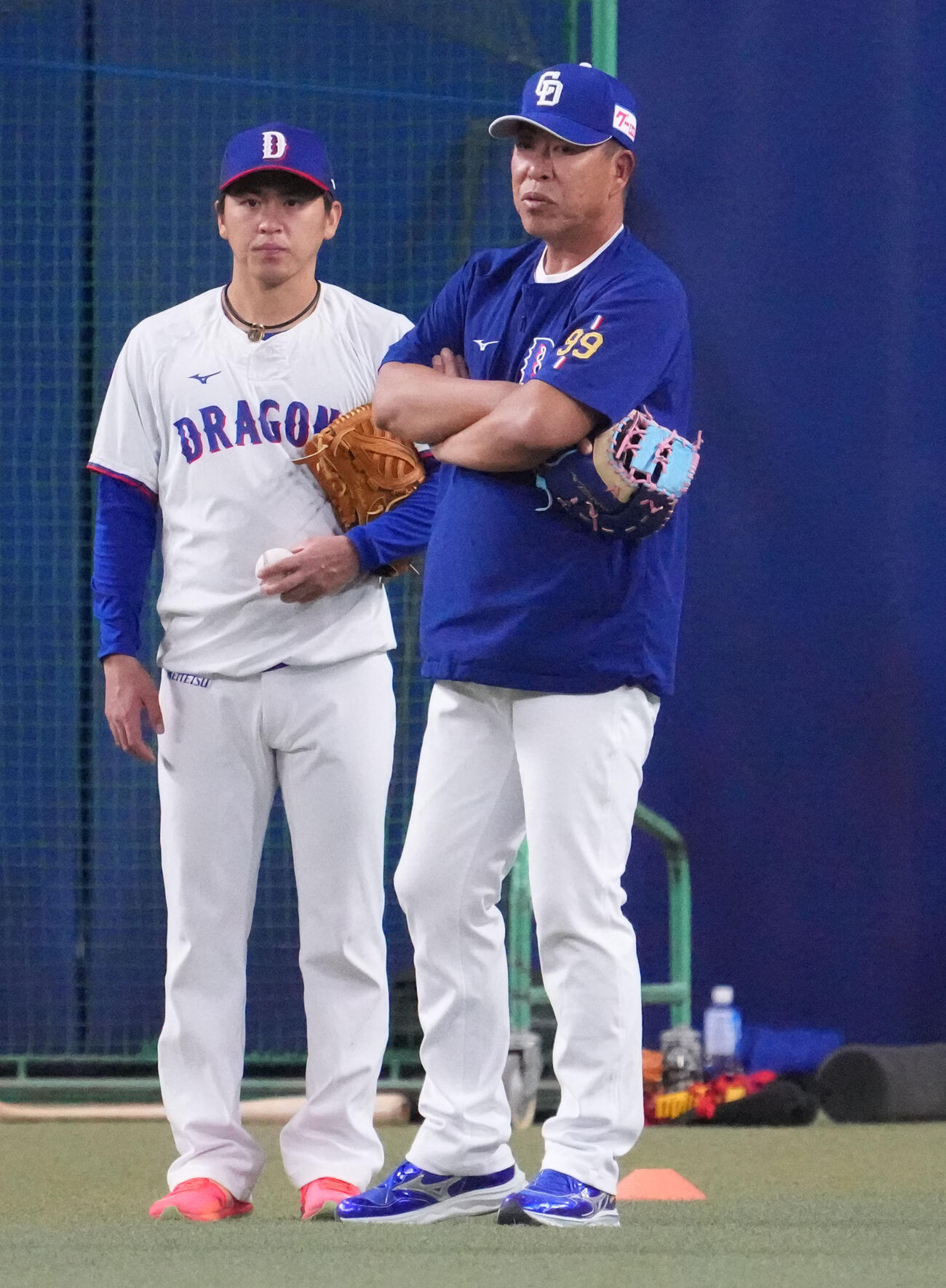 中日対ヤクルト　試合前、言葉を交わす三浦瑞樹（左）と井上一樹監督（撮影・森本幸一）