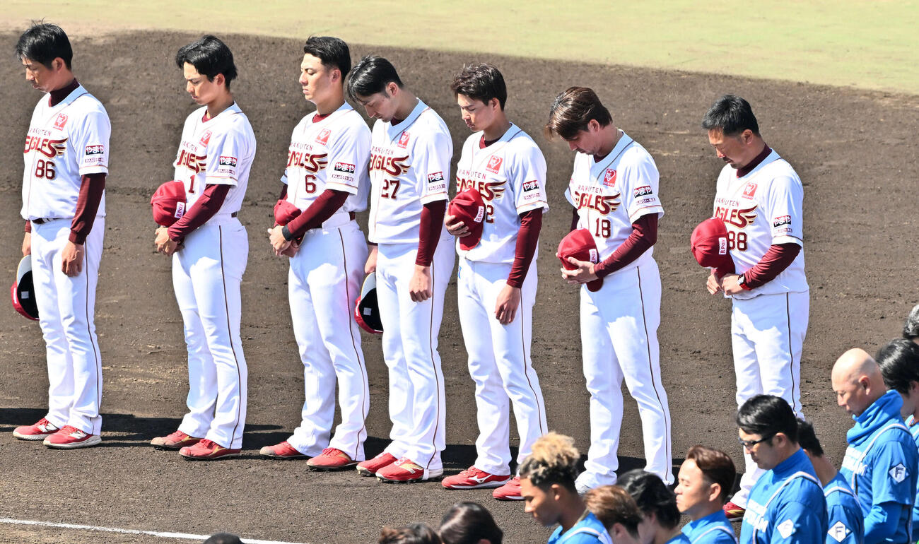 楽天対日本ハム　試合前に東日本大震災の被害者をしのび黙とうをささげる楽天三木監督（右）ら。左から塩川ヘッドコーチ、宗山、村林、伊藤光、中島、前田健（撮影・滝沢徹郎）