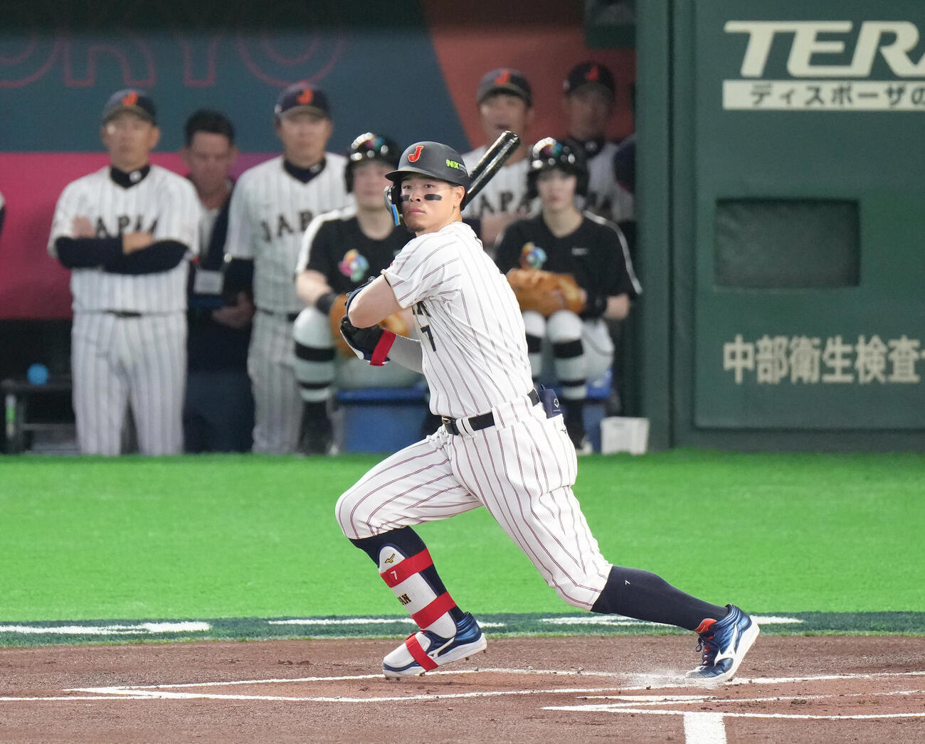 10日チェコ戦、二塁打を放つ佐藤輝明