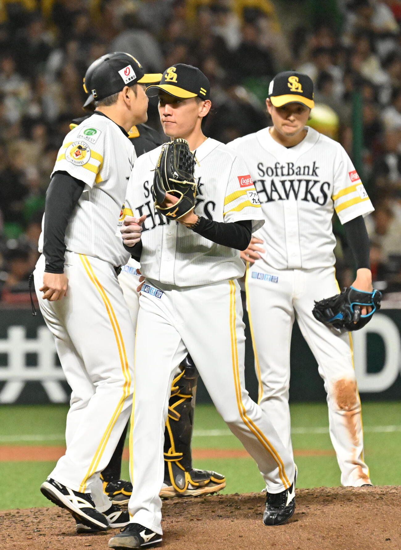 ソフトバンク対巨人　5回表巨人1死、降板する大津（中央）（撮影・林敢治）