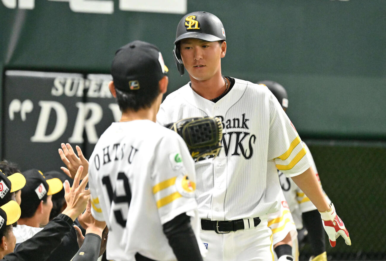 ソフトバンク対巨人　1回裏ソフトバンク2死満塁、秋広（右）は右中間に満塁本塁打を放つ（撮影・林敢治）