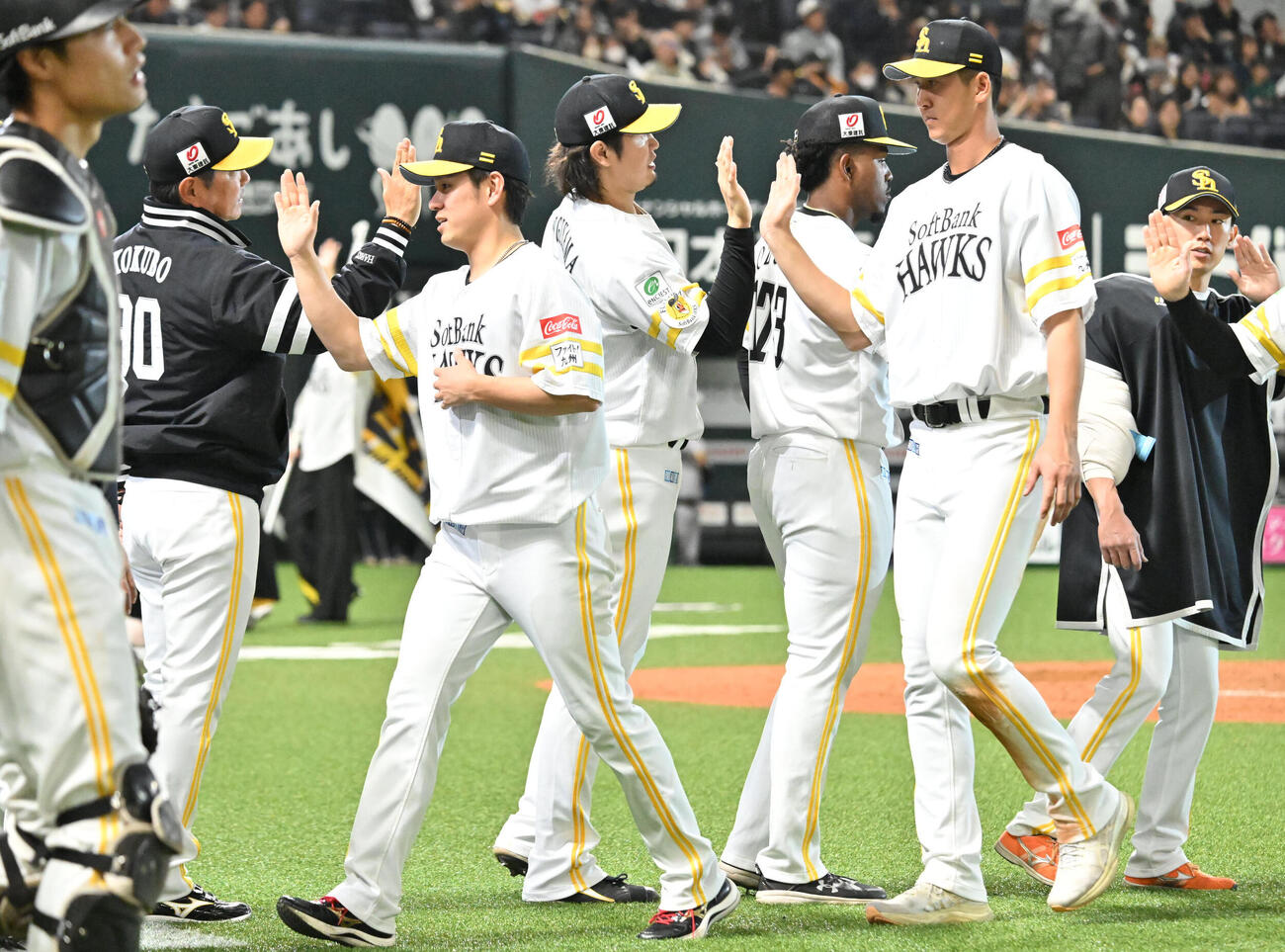 ソフトバンク対巨人　勝利を収めタッチを交わすソフトバンクナイン（撮影・林敢治）