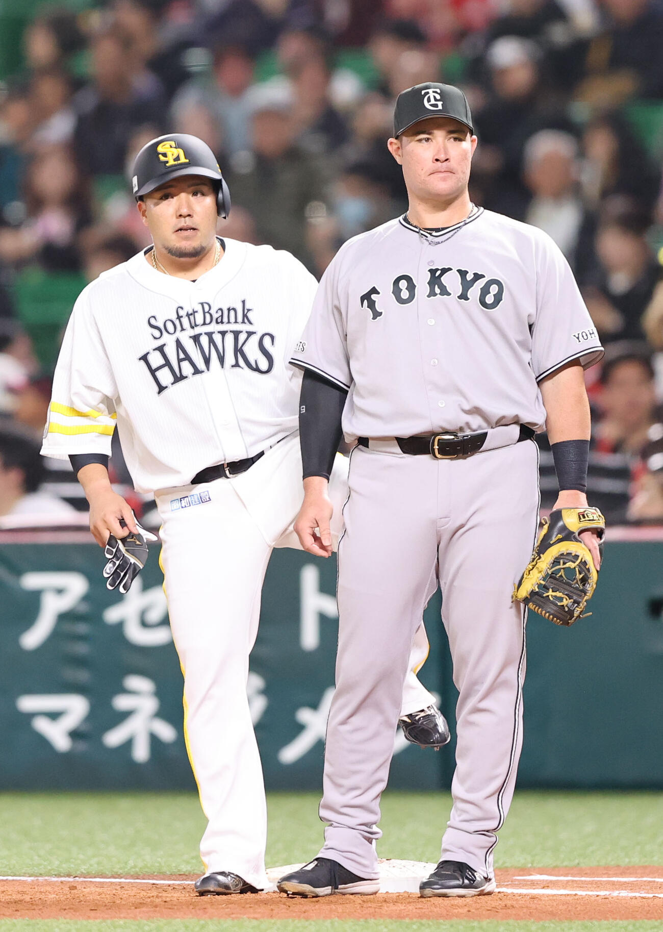 ソフトバンク対巨人　1回裏ソフトバンク1死二、三塁、左前に先制適時打を放った山川は一塁手のリチャードにさりげなくキック（撮影・梅根麻紀）