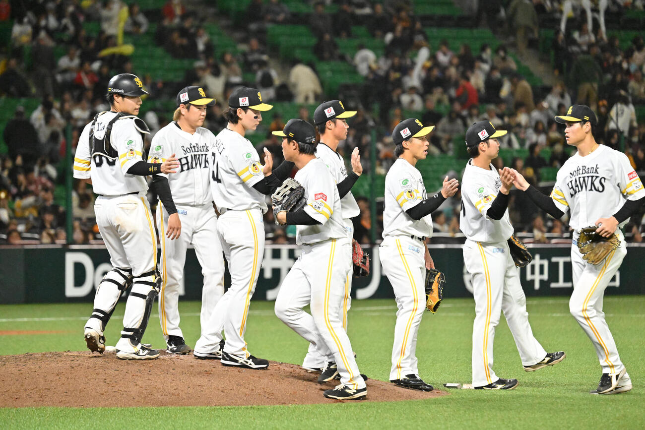 ソフトバンク対巨人　勝利を収めタッチを交わすソフトバンクナイン（撮影・林敢治）