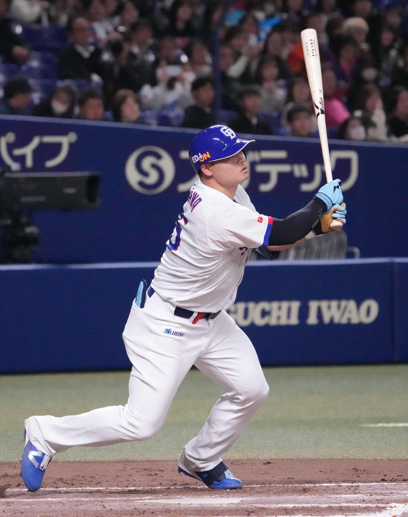 中日対ヤクルト　8回裏中日1死三塁、右越え2点本塁打を放つ細川（撮影・森本幸一）