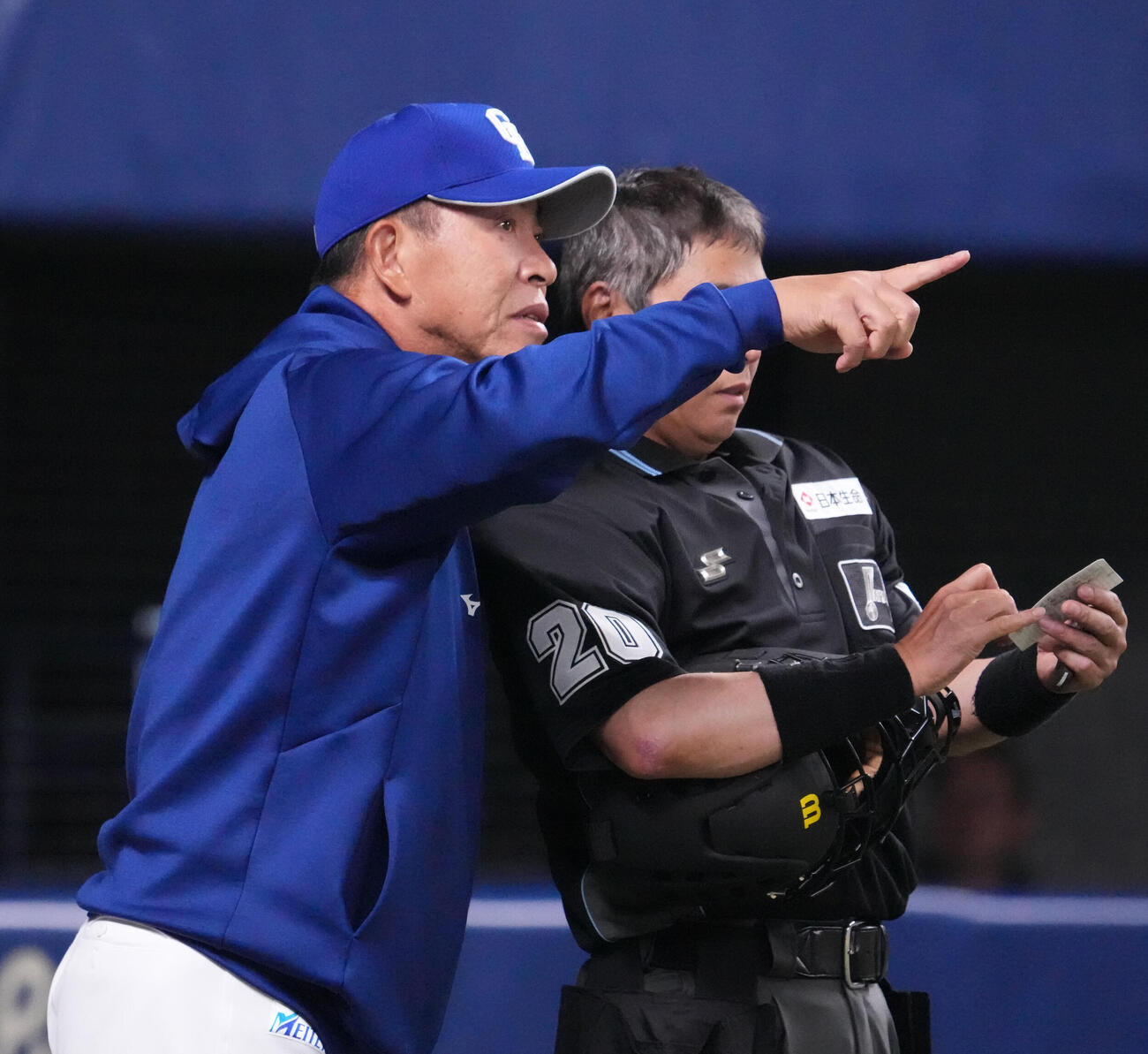 中日対ヤクルト　7回終了、選手交代を告げる井上監督（撮影・森本幸一）