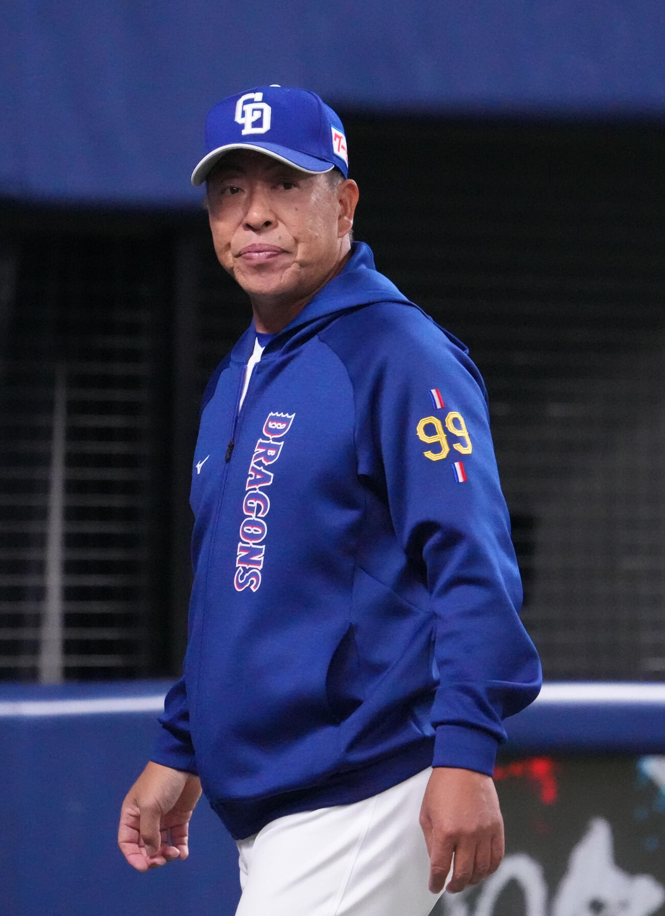 中日対ヤクルト　7回終了、選手交代を告げる井上監督（撮影・森本幸一）