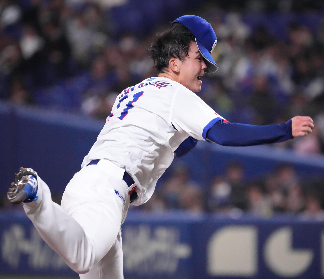中日対ヤクルト　7回表、帽子を飛ばしながら力投する中西（撮影・森本幸一）