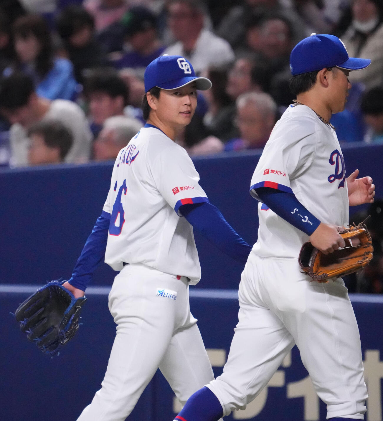 中日対ヤクルト　5回表終了、桜井（左）は野手に声をかけられベンチへ戻る（撮影・森本幸一）