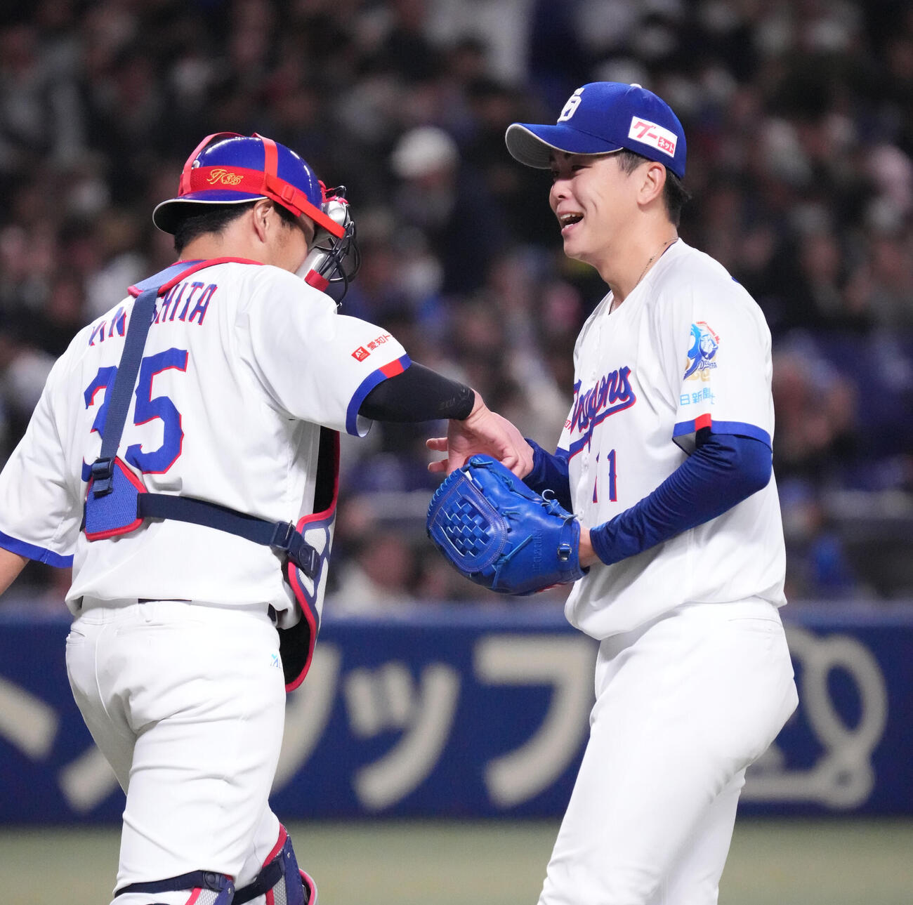 中日対ヤクルト　試合終了、中西（右）は木下とタッチを交わし笑顔を見せる（撮影・森本幸一）