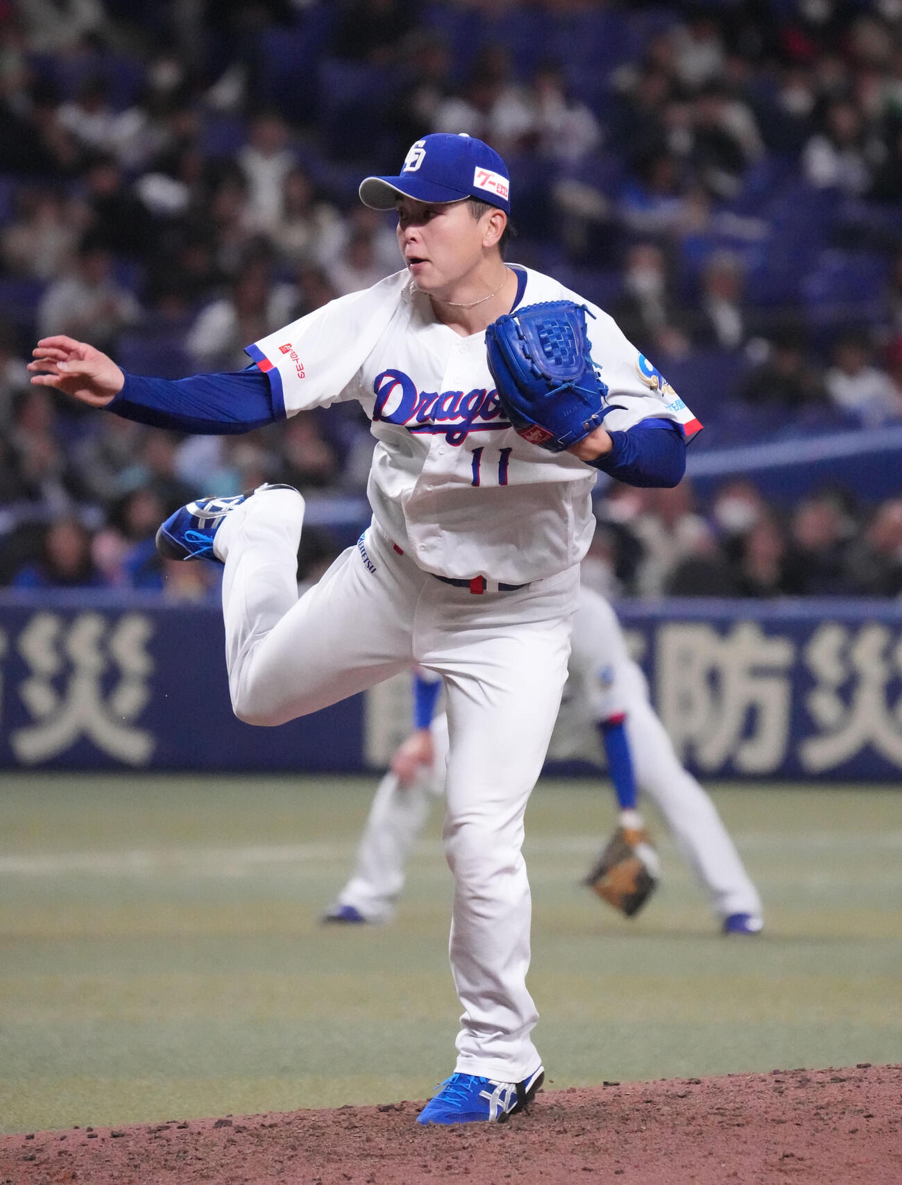 中日対ヤクルト　8回表、力投する中日2番手の中西（撮影・森本幸一）