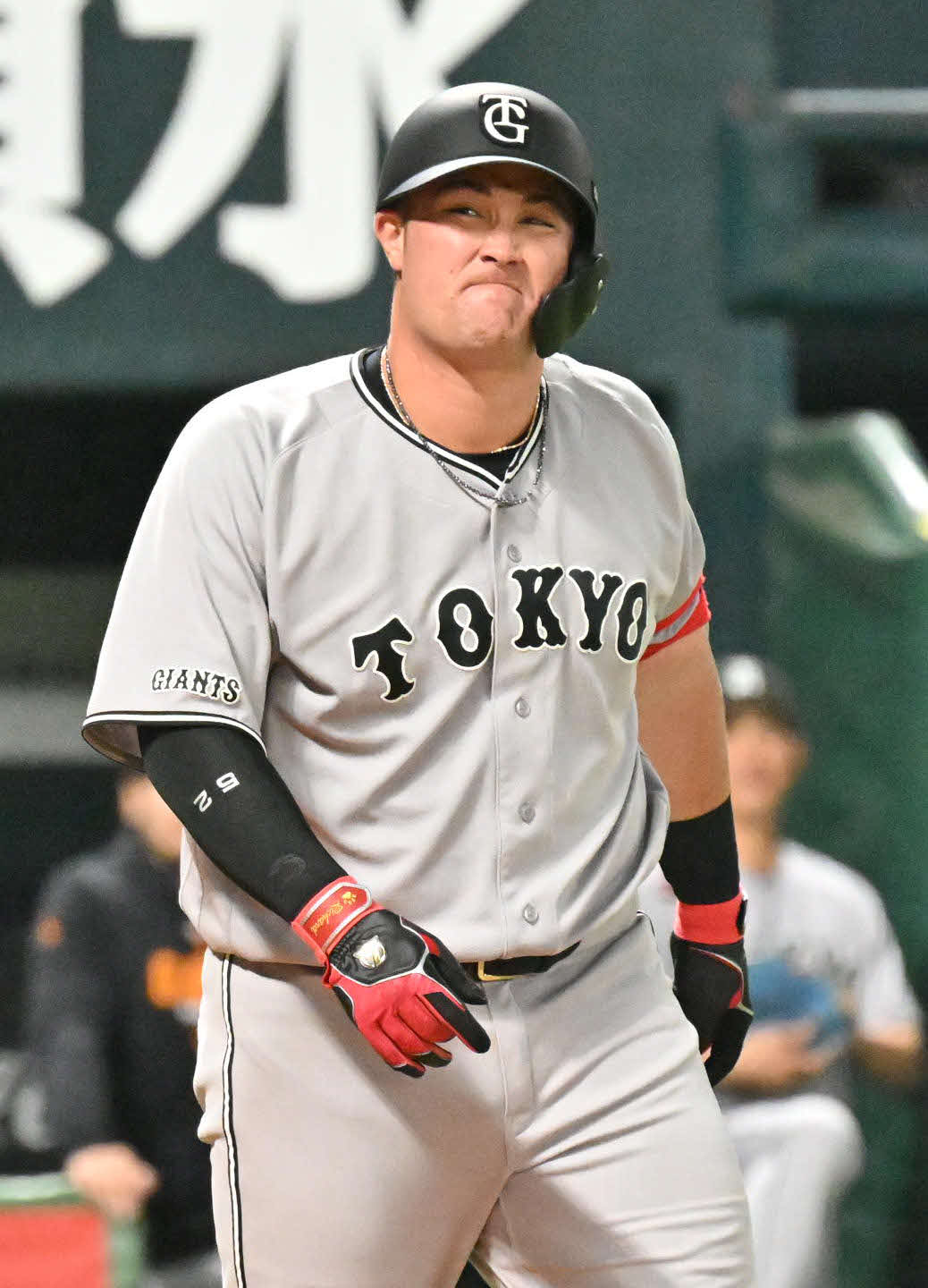 ソフトバンク対巨人　2回表巨人無死一、三塁、死球を受け顔をゆがめるリチャード（撮影・林敢治）