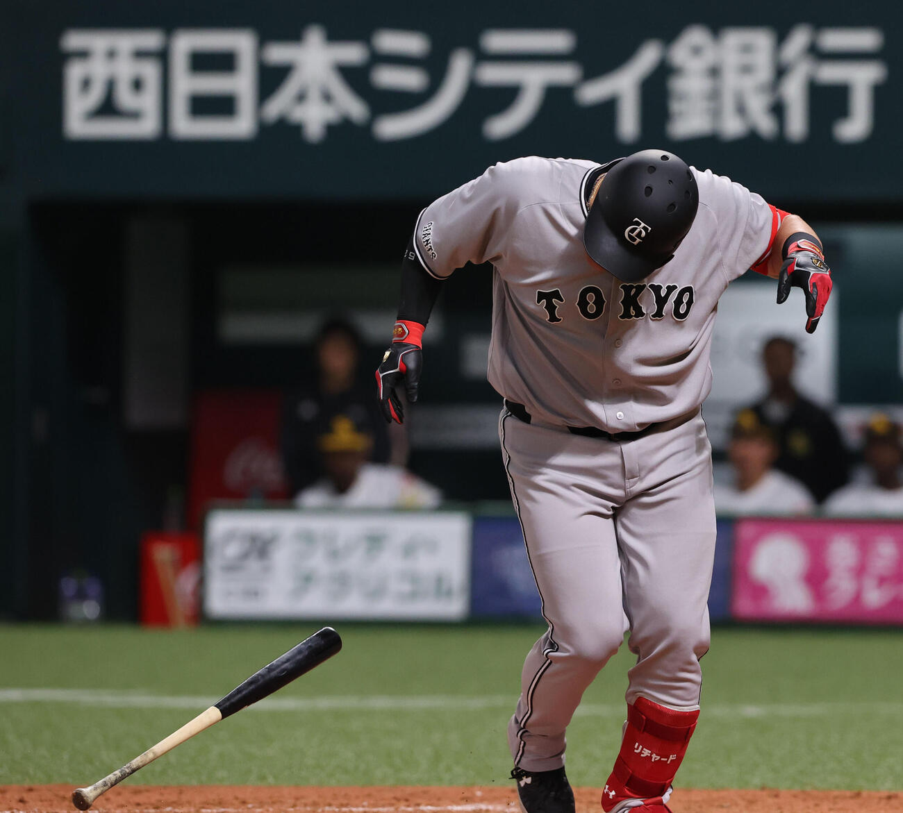 ソフトバンク対巨人　2回表巨人無死一、三塁、リチャードは死球を受け痛そうな表情（撮影・梅根麻紀）