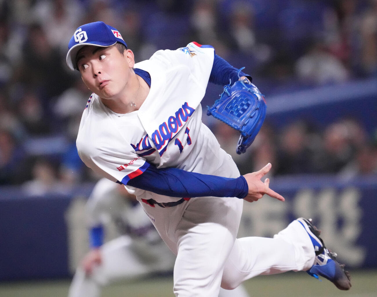 中日対ヤクルト　8回表、力投する中日2番手の中西（撮影・森本幸一）