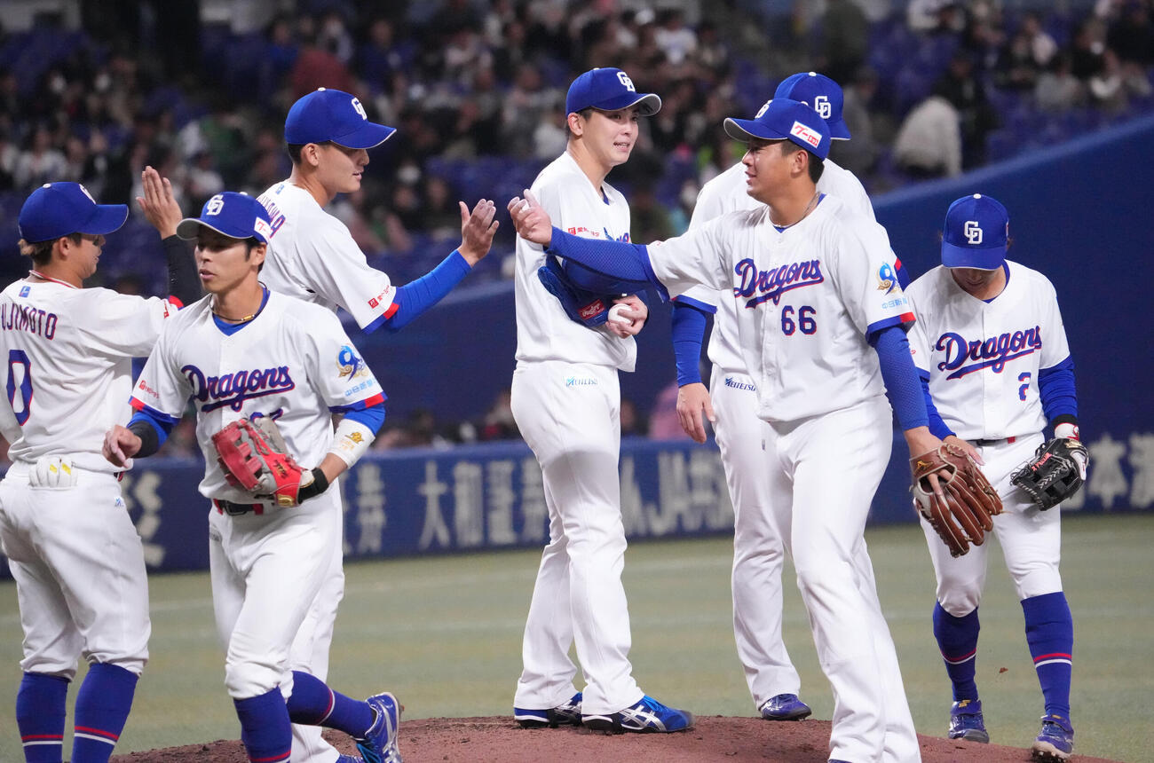 中日対ヤクルト　試合終了、中西（中央）はヤクルトに勝利しタッチを交わす（撮影・森本幸一）