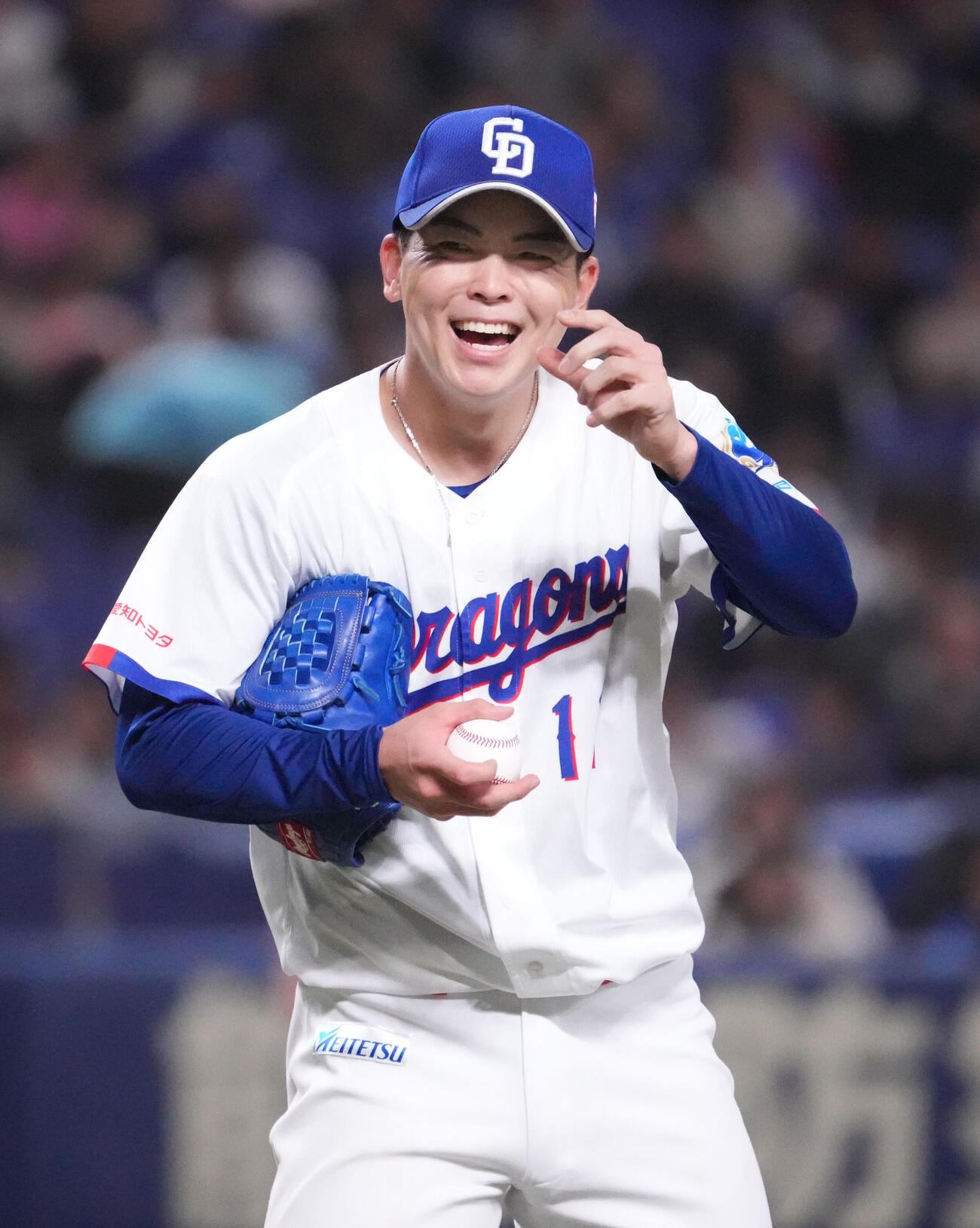 中日対ヤクルト　8回表、投球の合間に明るい表情を見せる中西（撮影・森本幸一）