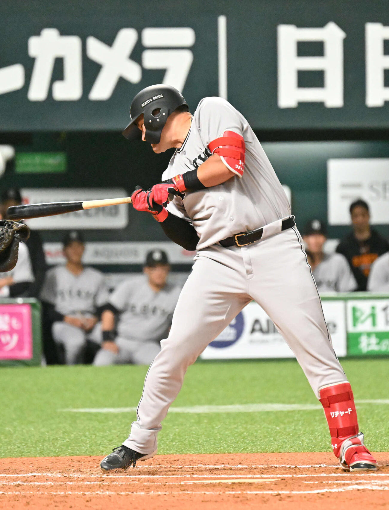 ソフトバンク対巨人　2回表巨人無死一、三塁、リチャードは死球を受ける（撮影・林敢治）