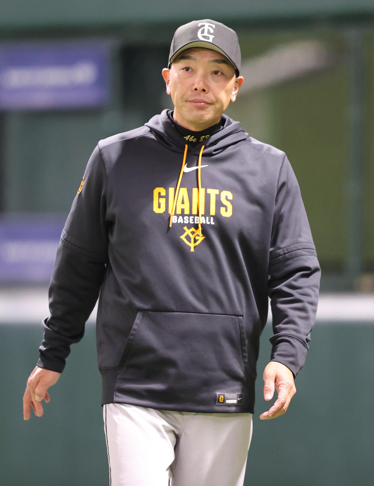 ソフトバンク対巨人　審判に選手交代を告げた巨人阿部監督（撮影・梅根麻紀）