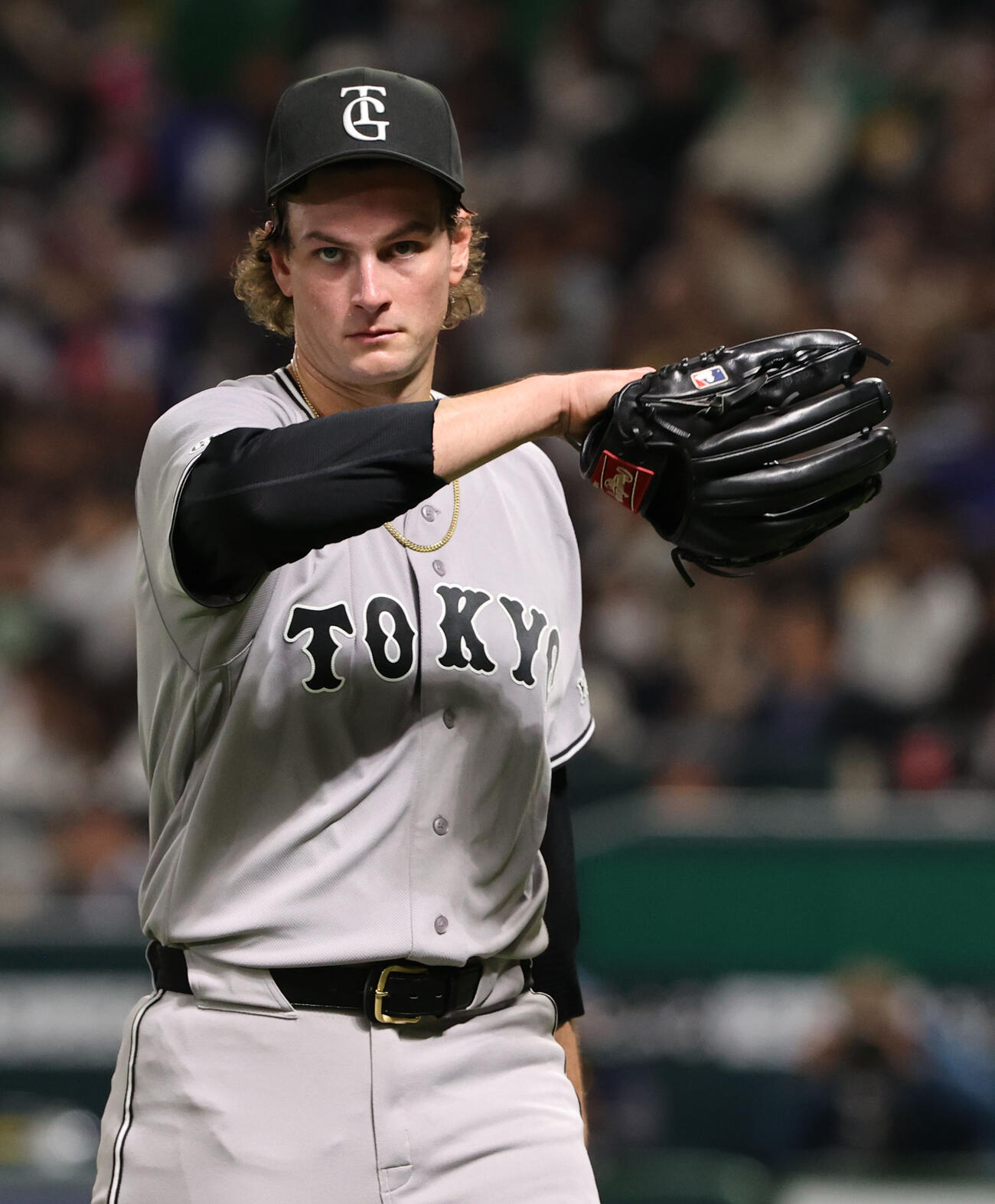 ソフトバンク対巨人　先発の巨人ウィットリーは初回に5失点、汗をぬぐいながらベンチに引き揚げる（撮影・梅根麻紀）