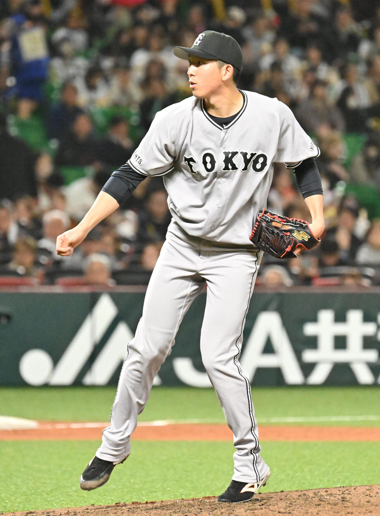 ソフトバンク対巨人　巨人4番手投手の戸郷（撮影・林敢治）