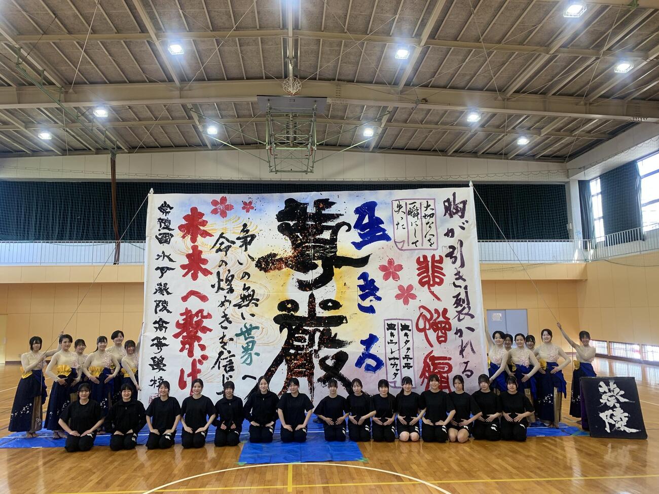 ヤクルトの「神宮開幕戦セレモニー」でオープニングパフォーマンスを行う水戸葵陵の書道部（球団提供）