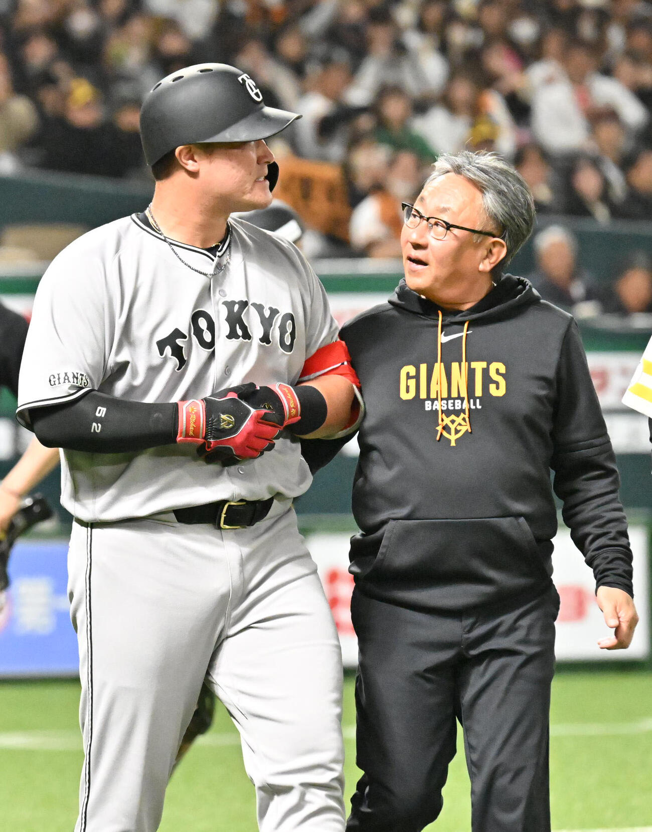 ソフトバンク対巨人　2回表巨人無死一、三塁、リチャードは死球を受け、厳しい表情をみせる（2026年3月撮影）