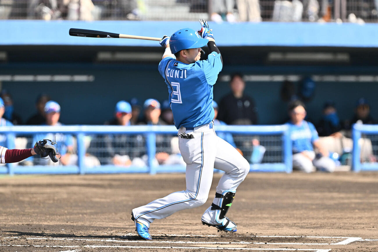 楽天対日本ハム　1回表日本ハム1死一、二塁、郡司は先制適時打を放つ（撮影・滝沢徹郎）