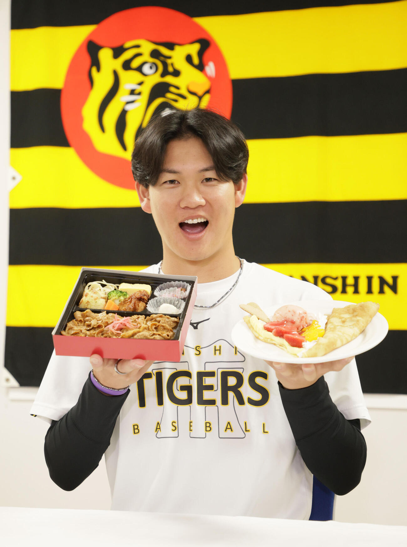 監督・選手コラボグルメが発表され、自身の「及川の豚丼弁当」と「甘党・及川のいちご＆みかんクレープ」をお勧めする阪神及川
