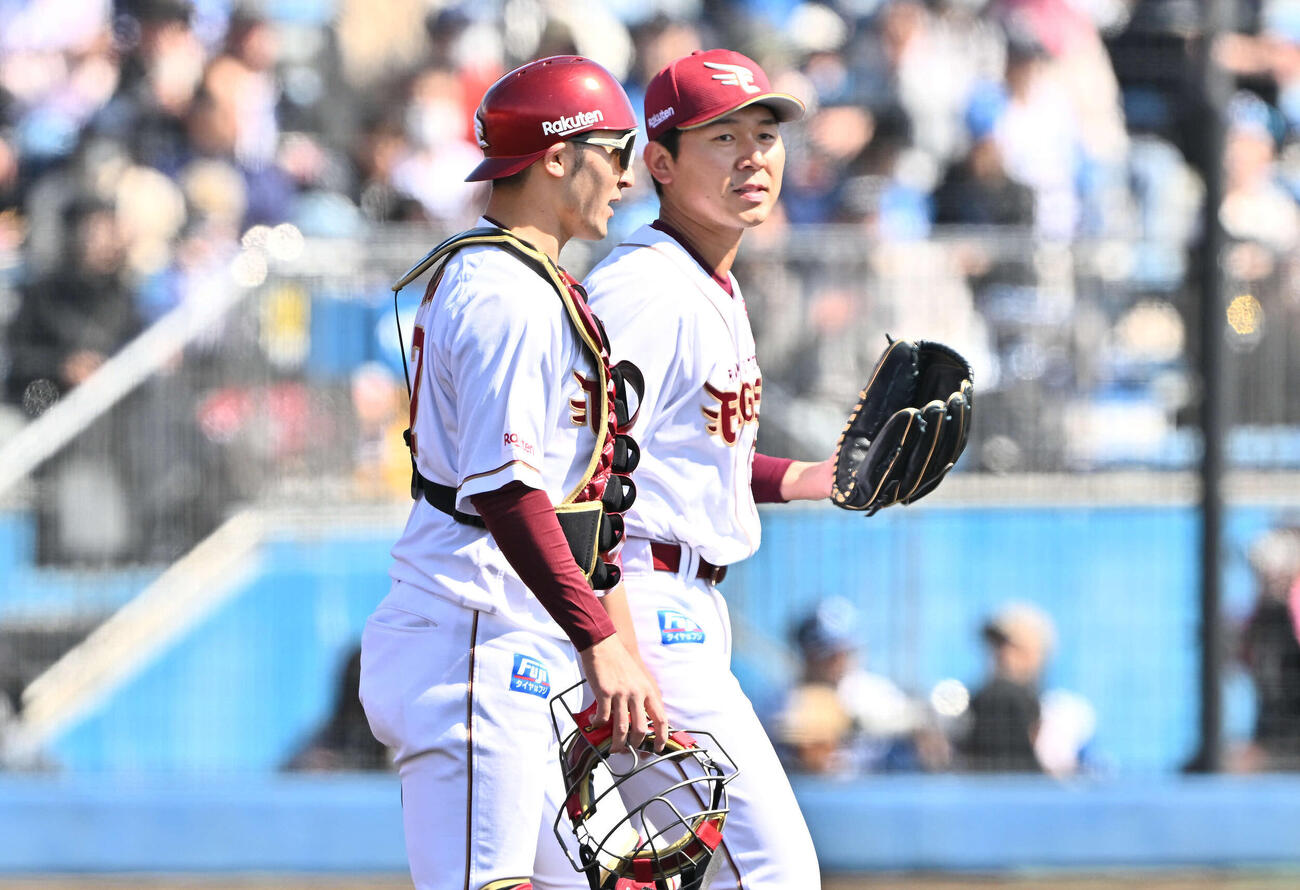 楽天対日本ハム　1回表、楽天伊藤光（左）は西口と話す（撮影・滝沢徹郎）