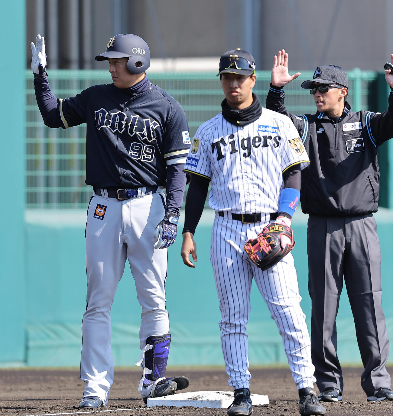 阪神対オリックス春季教育リーグ　4回表オリックス2死、三塁打を放った杉本（左）（撮影・上田博志）