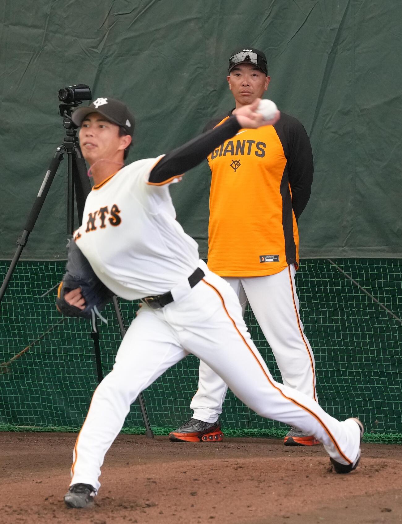 ブルペン投球する巨人山城を見つめる阿部監督（2026年2月撮影）