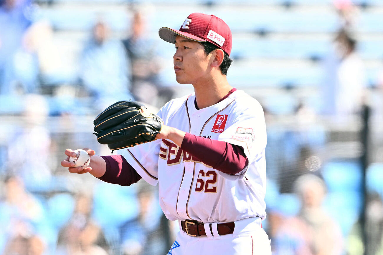 楽天対日本ハム　1回表日本ハム1死一、二塁、郡司に先制適時打を許し浮かない表情の西口（撮影・滝沢徹郎）