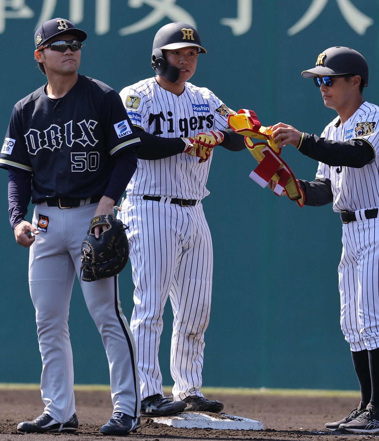 阪神対オリックス春季教育リーグ　1回裏阪神2死二塁、嶋村（中央）は左前適時打を放つ（撮影・上田博志）