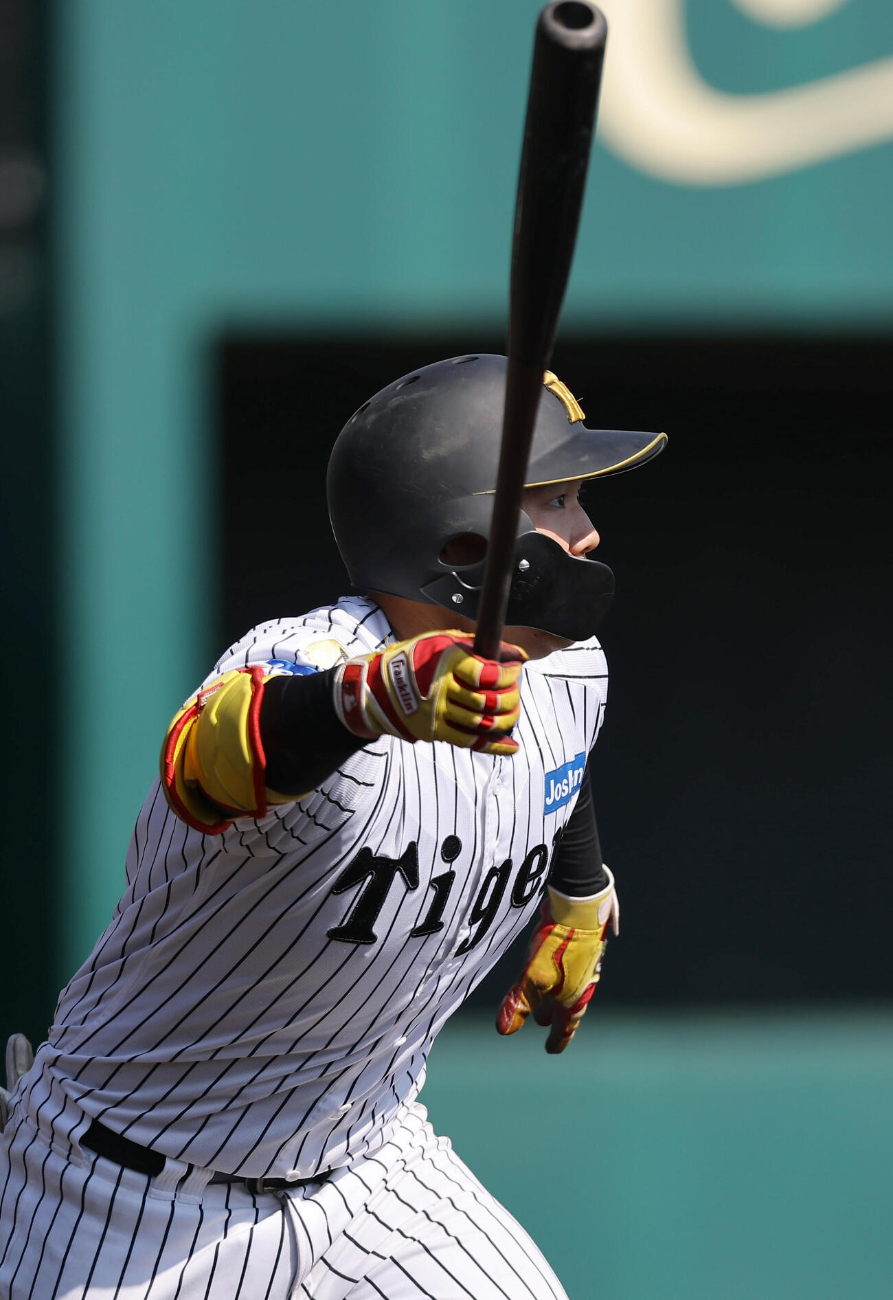 阪神対オリックス春季教育リーグ　4回裏阪神無死、嶋村は右前打を放つ（撮影・上田博志）