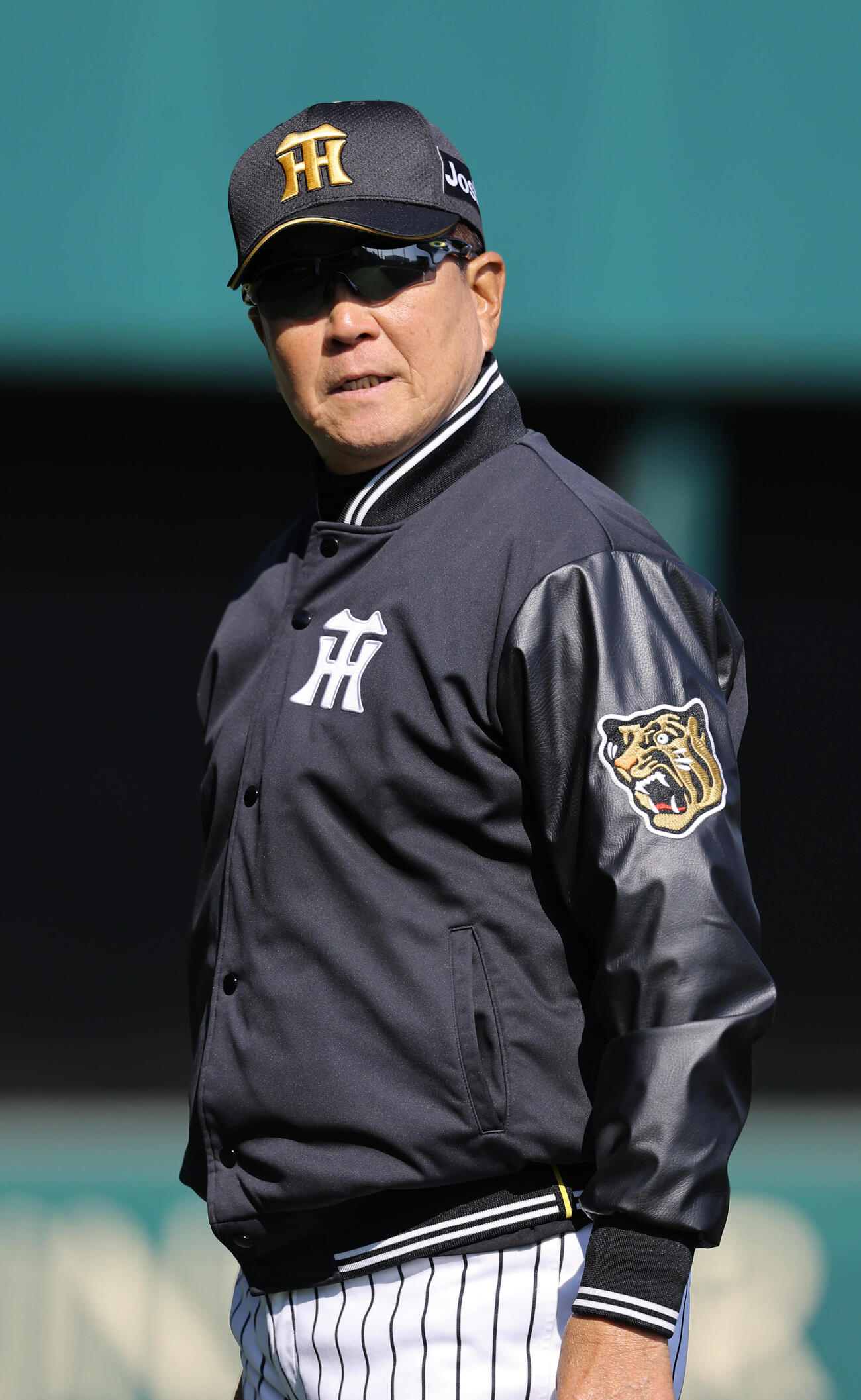 阪神対オリックス春季教育リーグ　選手交代を告げる平田2軍監督（撮影・上田博志）