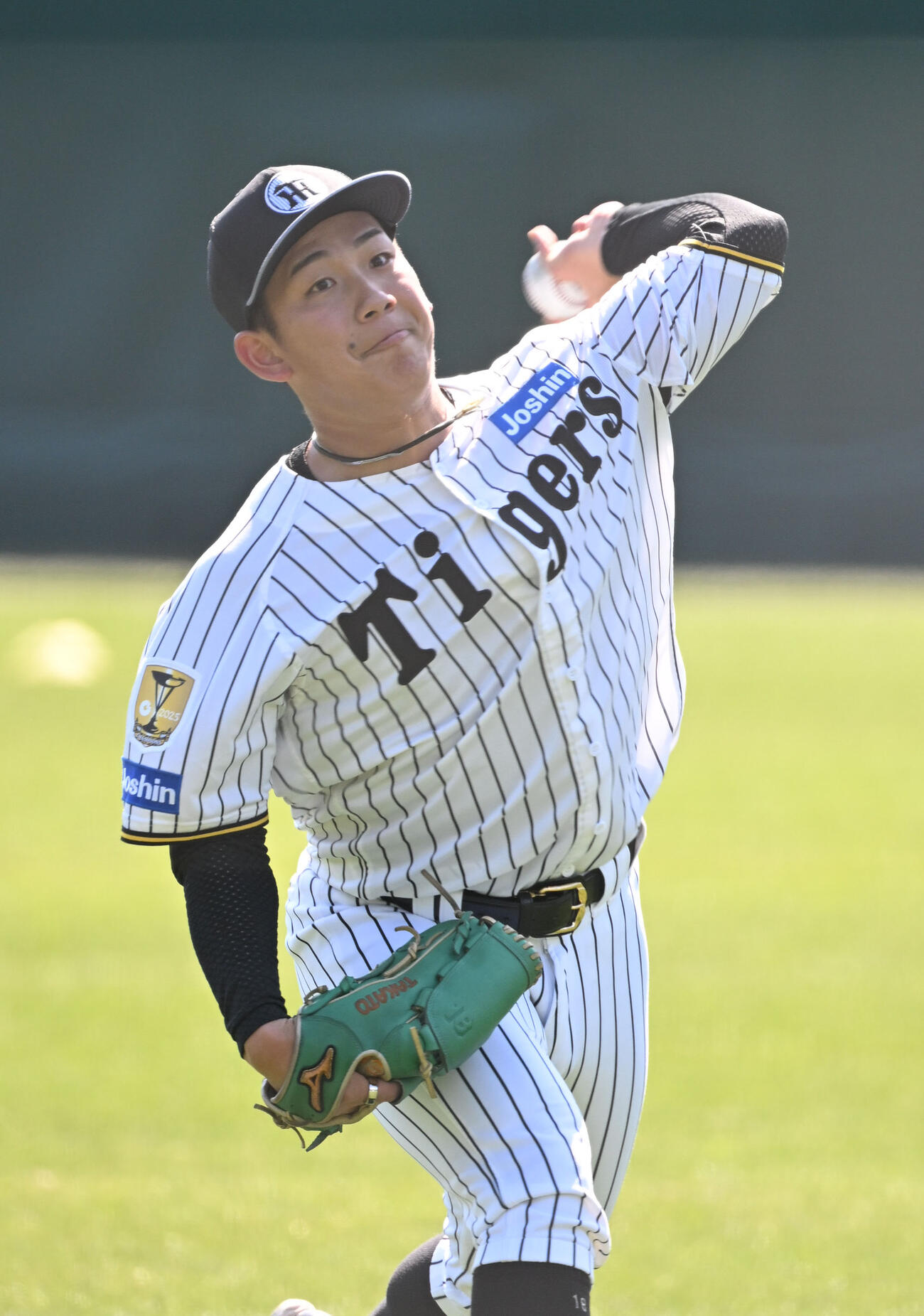 キャッチボールで調整する阪神伊原（撮影・和賀正仁）