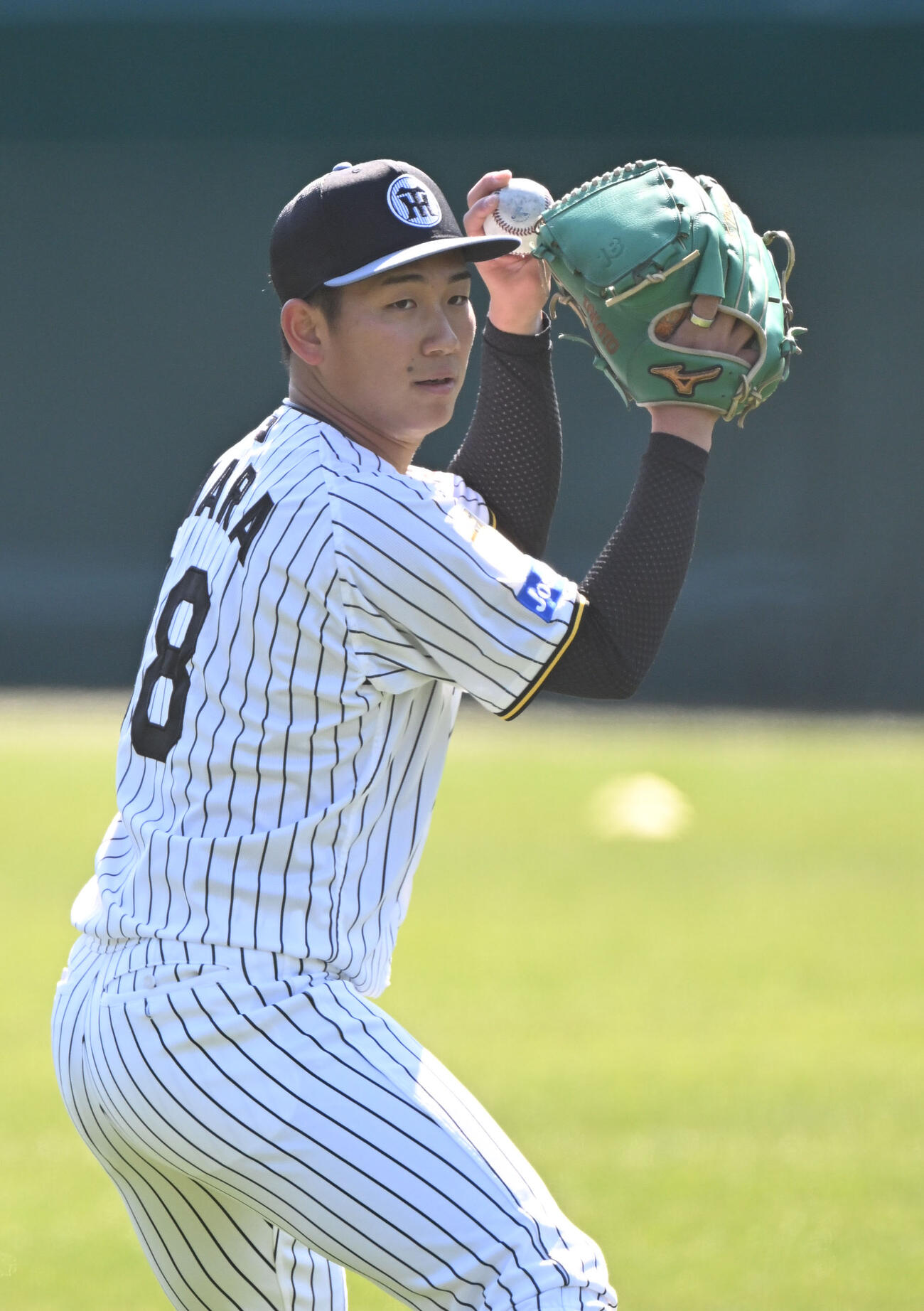 キャッチボールで調整する阪神伊原（撮影・和賀正仁）