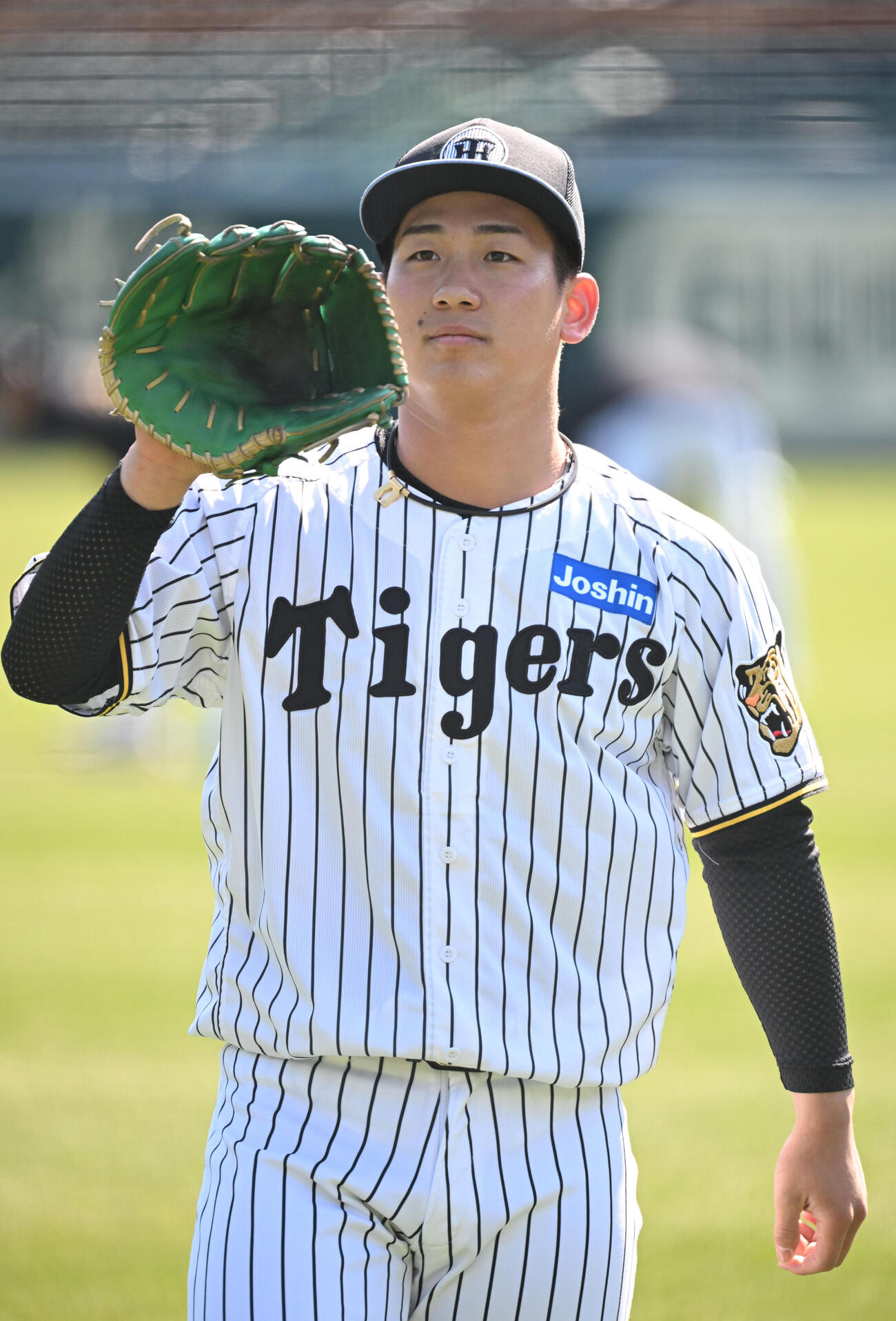 キャッチボールで調整する阪神伊原（撮影・和賀正仁）