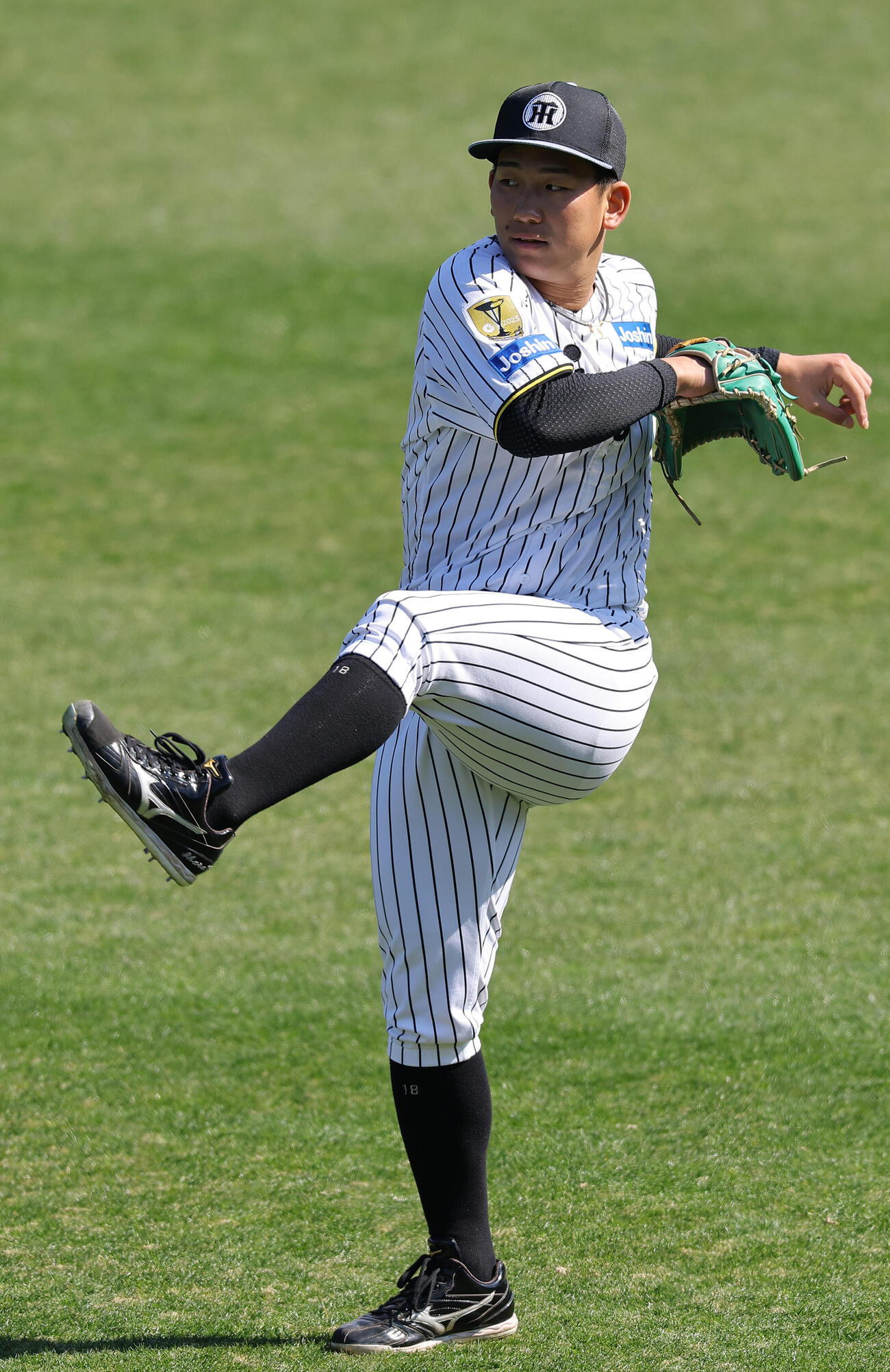 キャッチボールをする阪神伊原（撮影・上田博志）