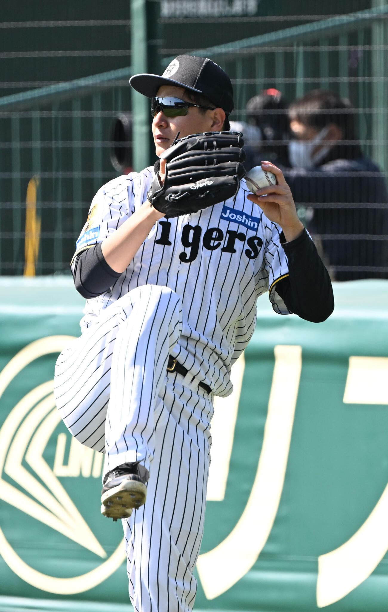 キャッチボールで調整する阪神大竹（撮影・和賀正仁）
