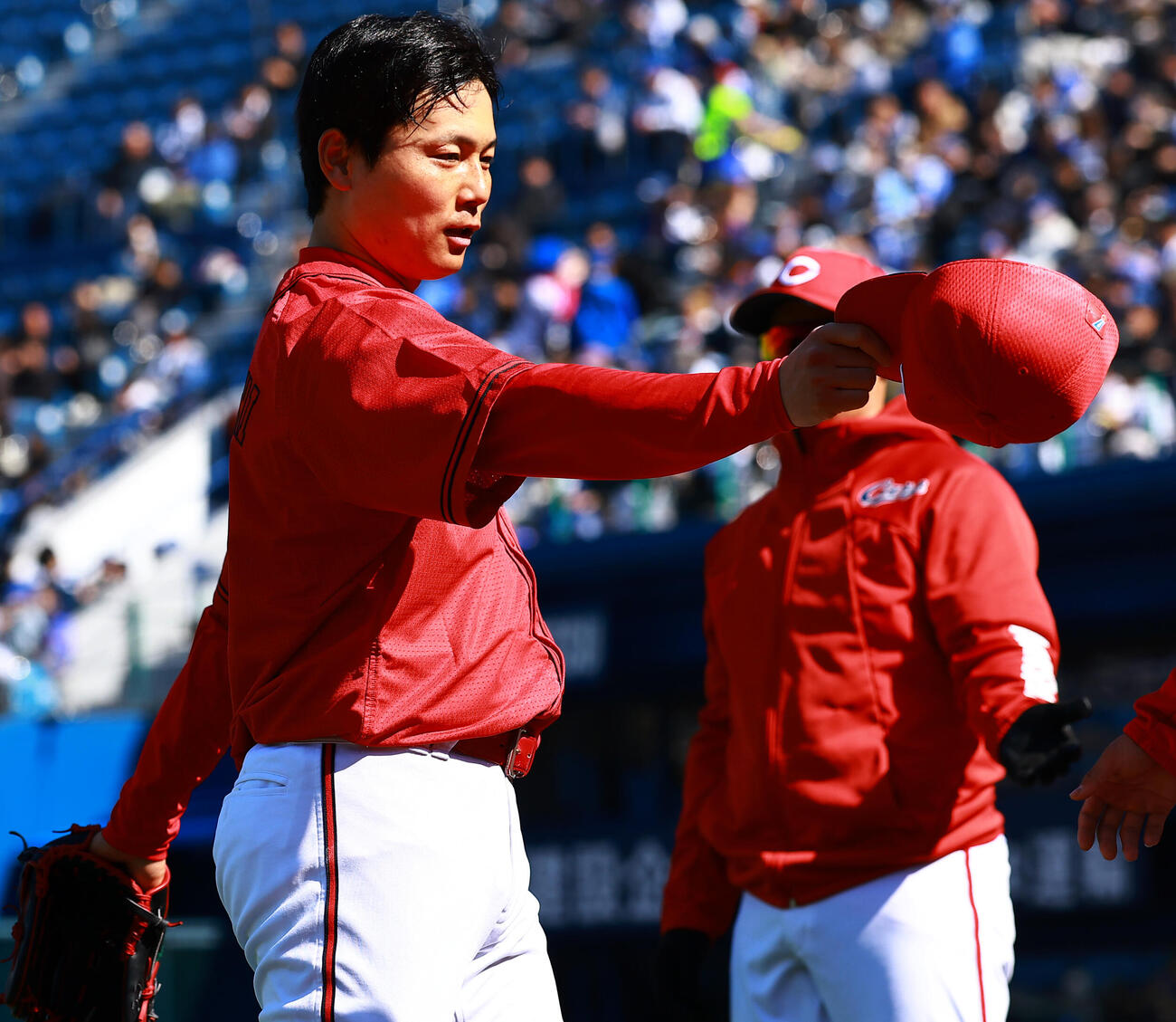 DeNA対広島　3回裏を終え野手に感謝する広島栗林（撮影・野上伸悟）