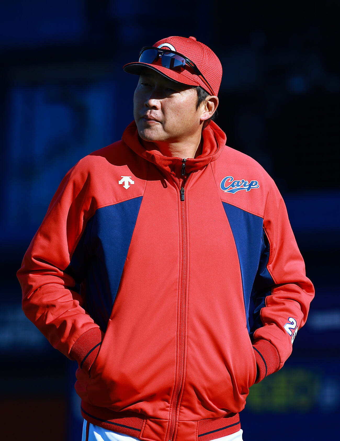 DeNA対広島　選手交代を告げベンチに戻る広島新井監督（撮影・野上伸悟
