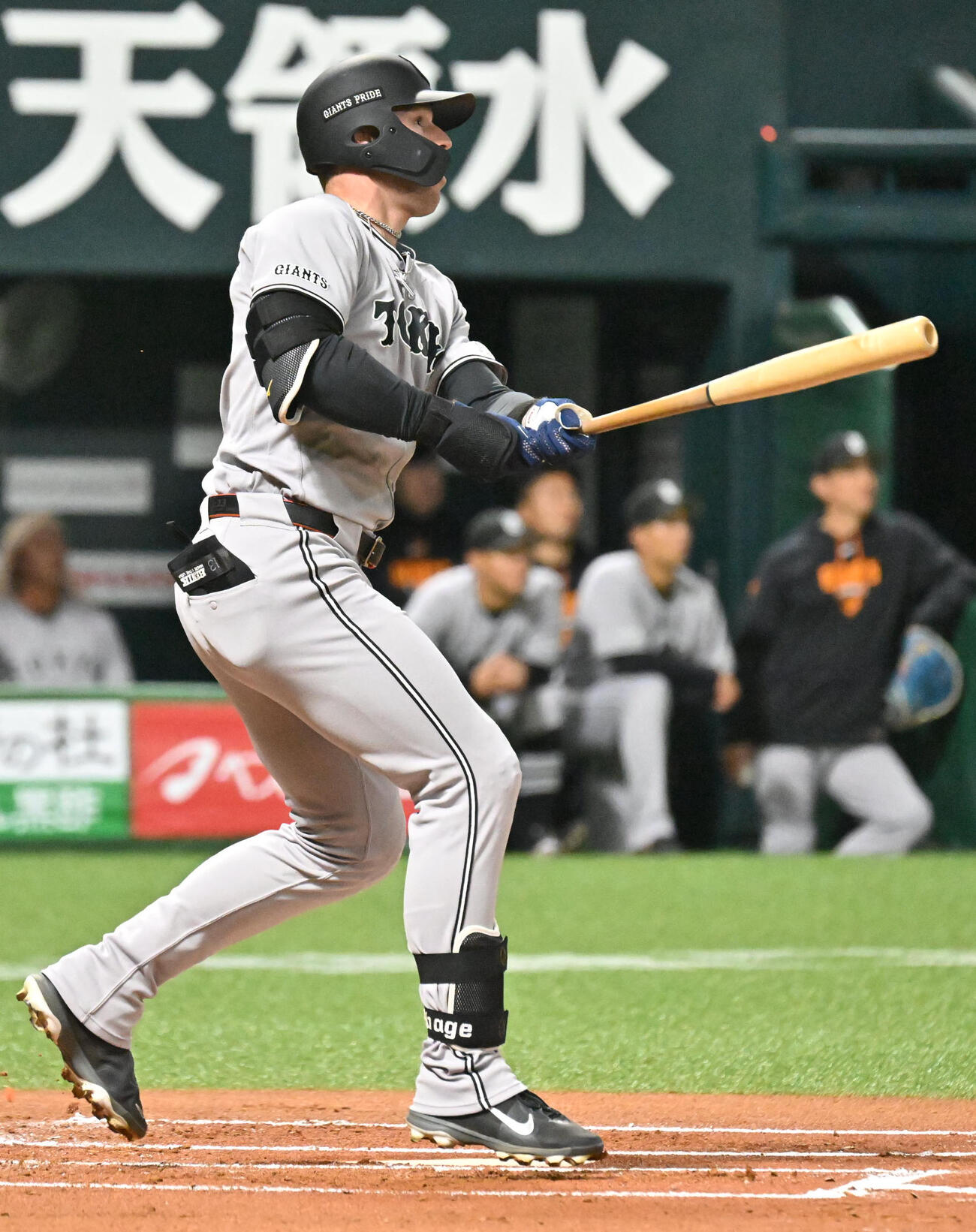 ソフトバンク対巨人　2回表巨人無死、キャベッジはフェンス直撃の二塁打を放つ（撮影・林敢治）