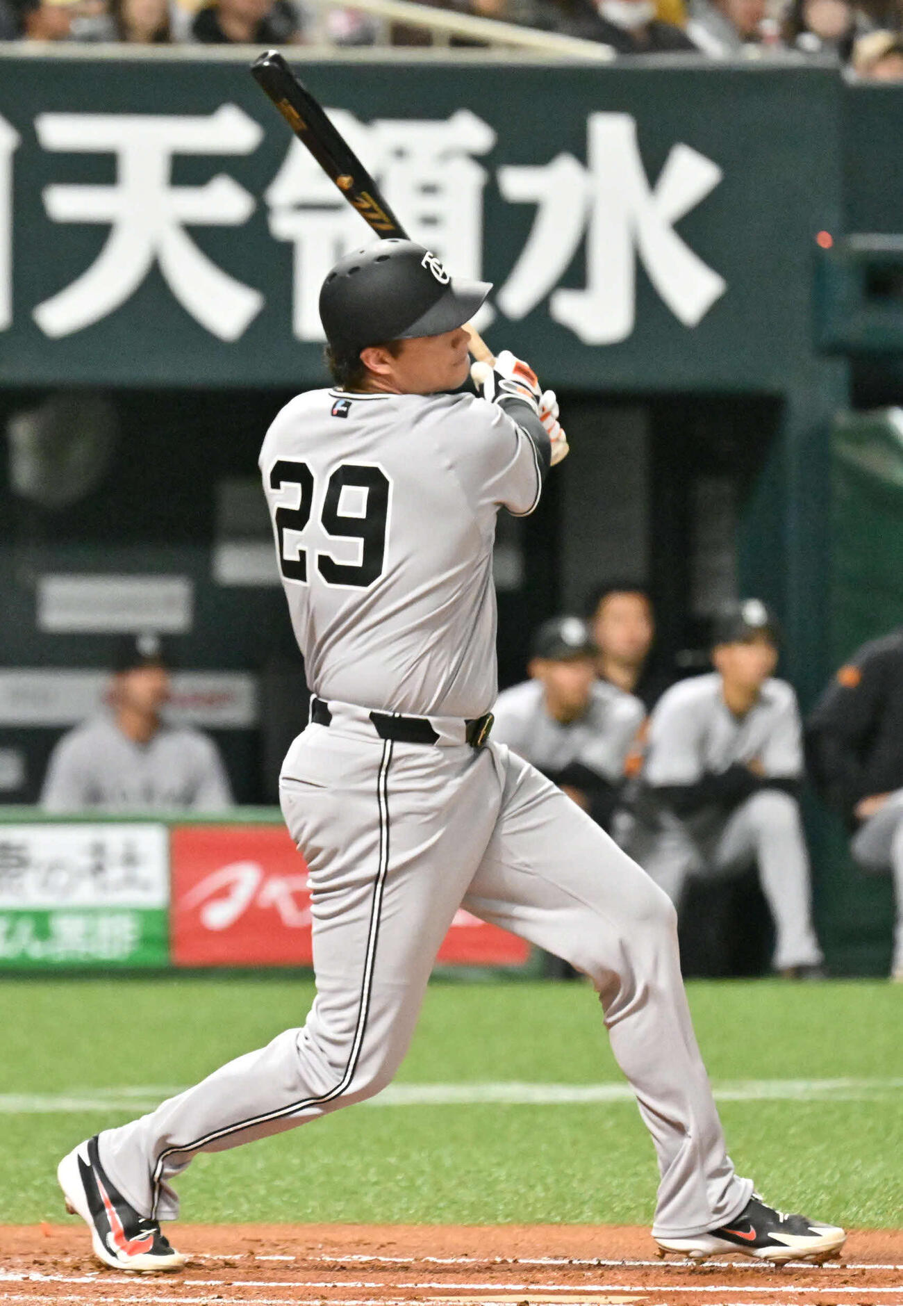 ソフトバンク対巨人　2回表巨人1死二塁、ダルベックは先制適時打を放つ（撮影・林敢治）
