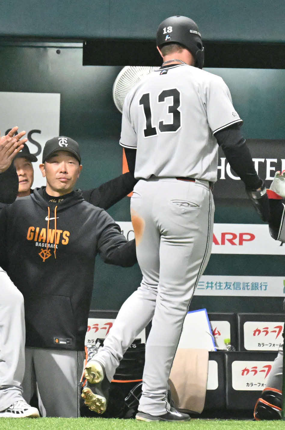 ソフトバンク対巨人　2回表巨人1死二塁、生還したキャベッジ（右）は阿部監督とタッチを交わす（撮影・林敢治）