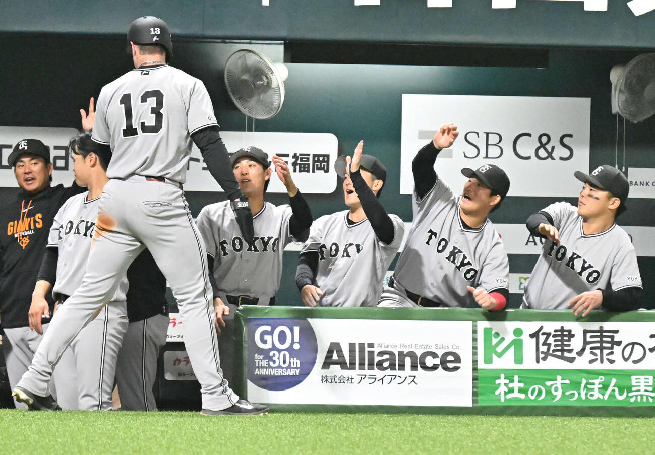 ソフトバンク対巨人　2回表巨人1死二塁、生還したキャベッジ（左）はナインとタッチを交わす（撮影・林敢治）