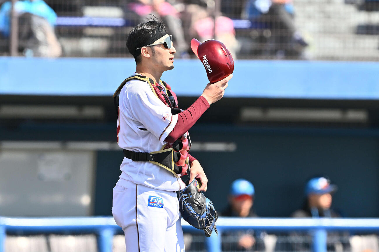 楽天対日本ハム　試合に臨む楽天伊藤光（撮影・滝沢徹郎）