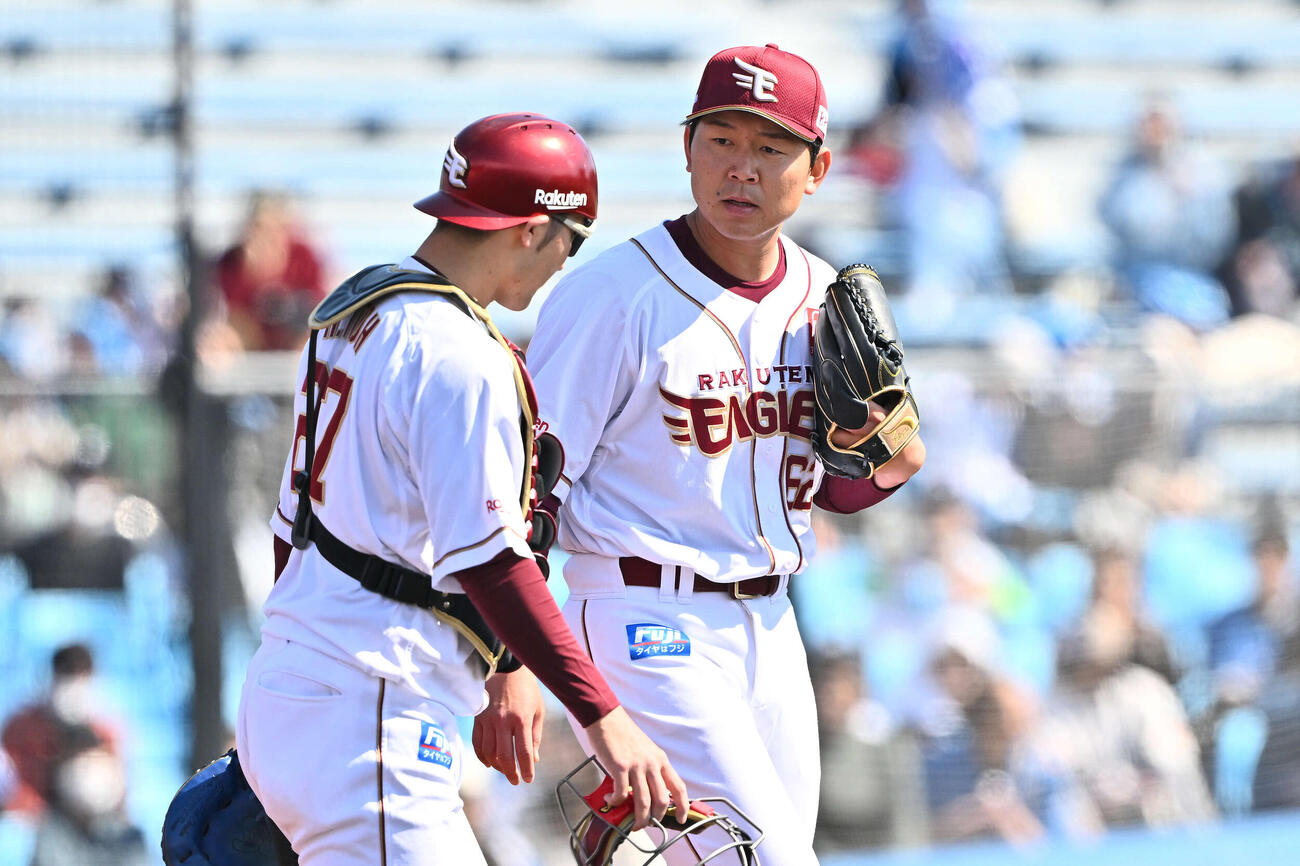 楽天対日本ハム　1回表、先制を許した楽天先発の西口（右）は伊藤光と話す（撮影・滝沢徹郎）