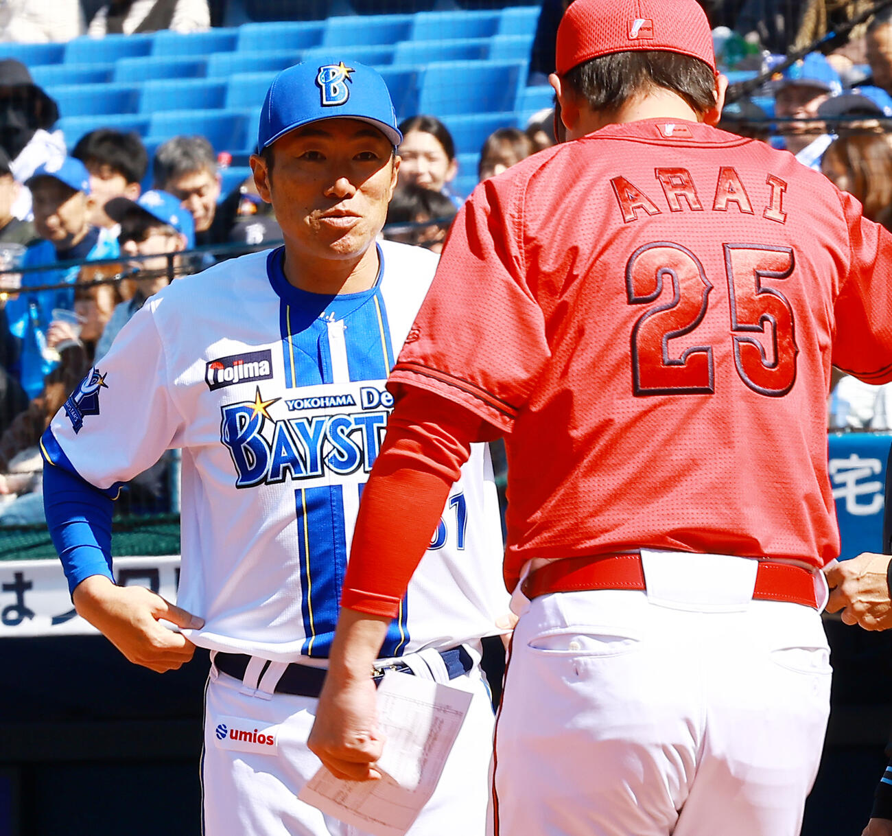 DeNA対広島　メンバー表の最終確認を行うDeNA相川監督（撮影・野上伸悟）